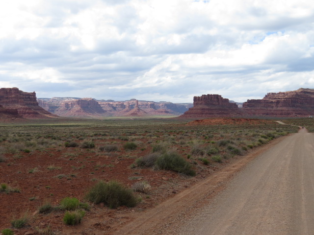 Driving in to Valley of the Gods